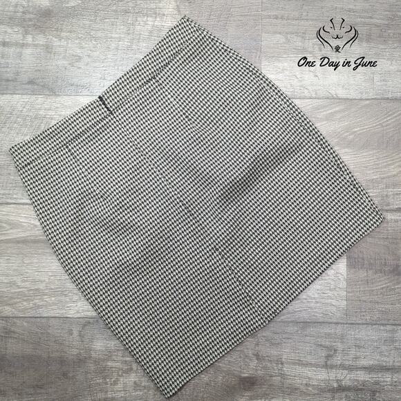 H&M Button Accent Mini Skirt Size 10 - Picture 5 of 5